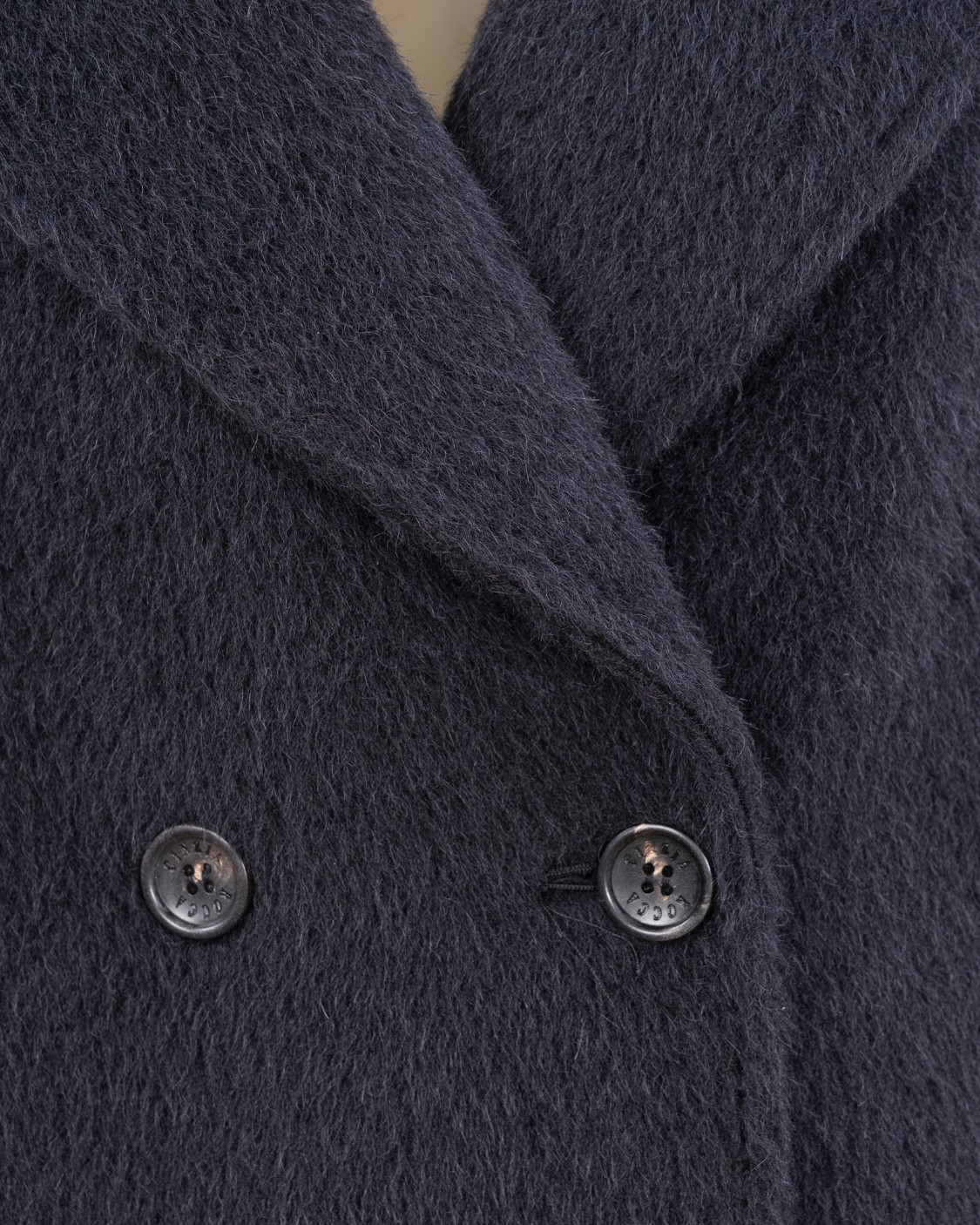 shop CINZIA ROCCA Saldi Giaccone: Cinzia Rocca Circle cappotto in lana e alpaca.
Allacciatura doppio petto con 4 bottoni.
Interamente foderato.
Vestibilità comoda.
Collo a revers.
Spalle scese.
Tasche a filetto.
Composizione tessuto: 70% alpaca 20% Lana 10% poliammide.
Composizione fodera: 100% Viscosa.
Made in Italy.. VC05 007 62A4-1 number 8658484